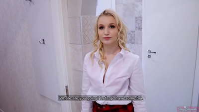 年轻的女大学生和他的朋友一起欺骗她的男朋友|POV和精液在她的阴部内!